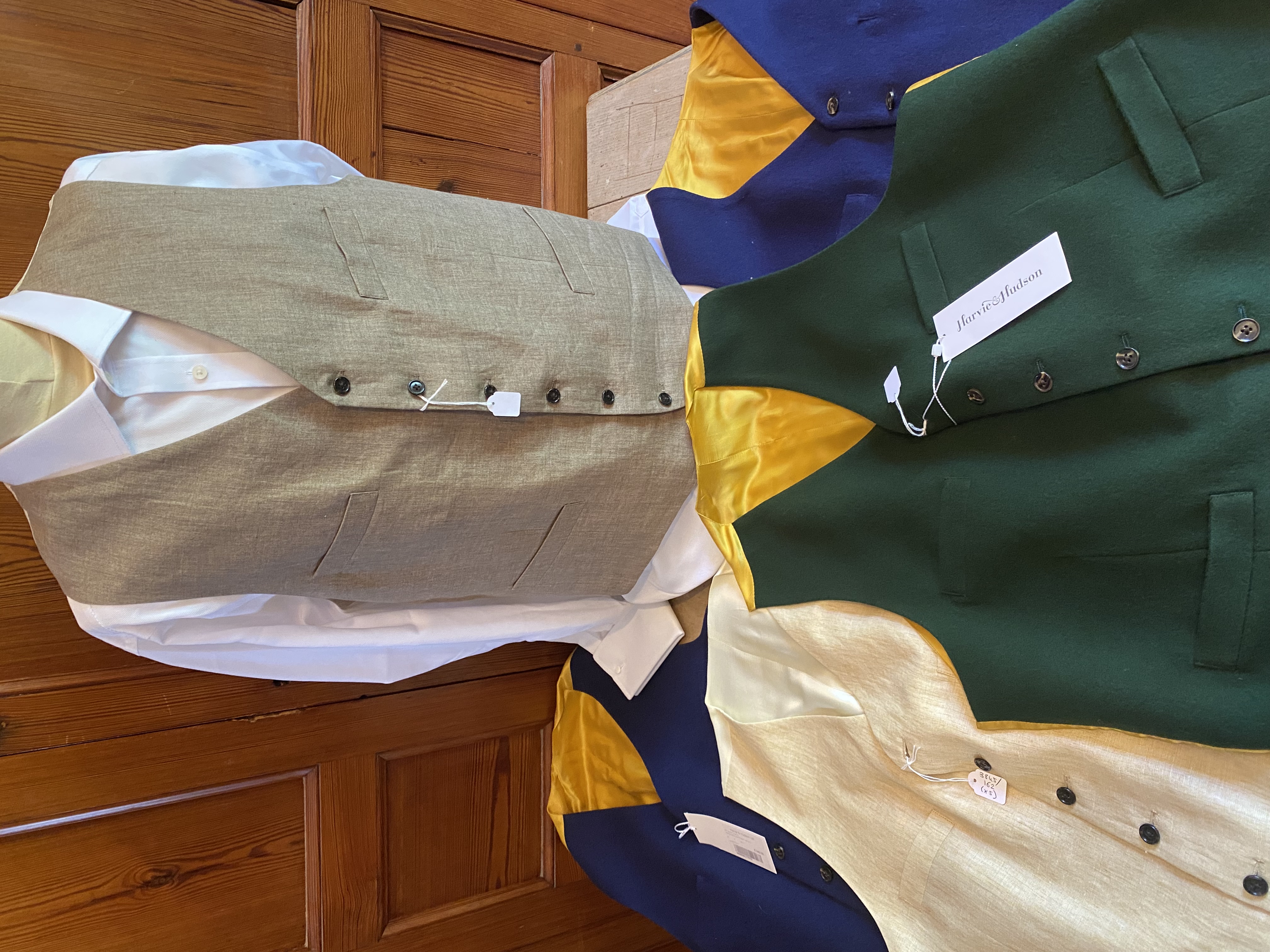 ENSEMBLE DE CINQ GILETS :